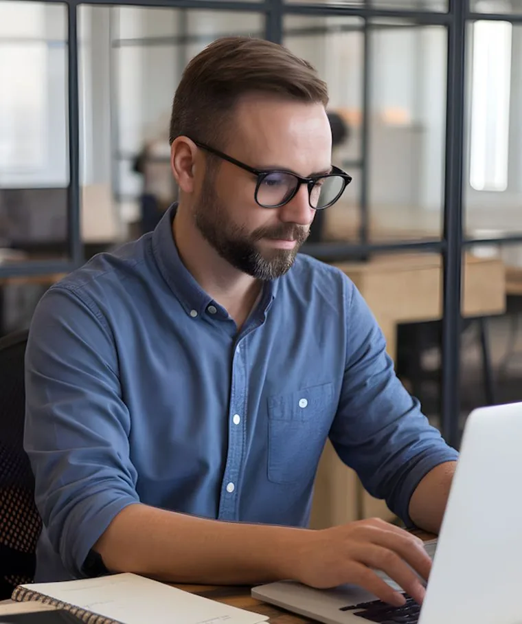 איש צוות קורא מדריך ועובד על סיכום פגישה במחשב
